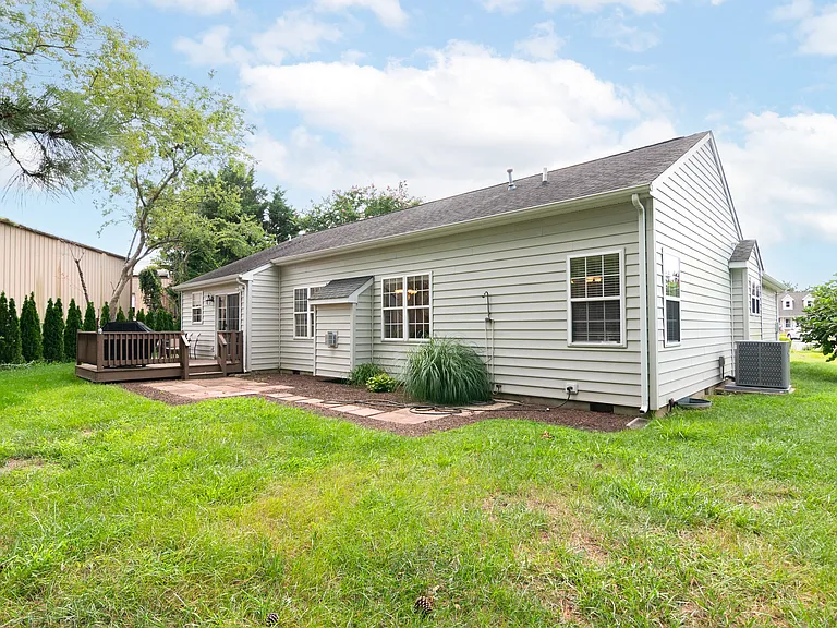 104 Drexel Ct — Photo 35
