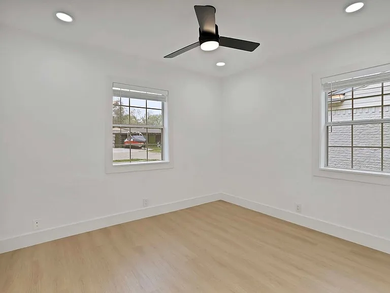 1520 Valley View St — Photo 8