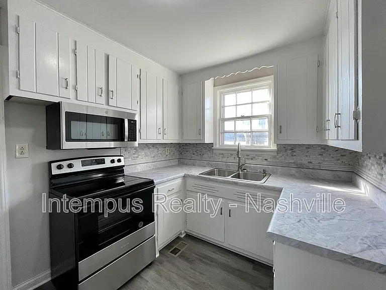 109 W Trinity Ln — Photo 6