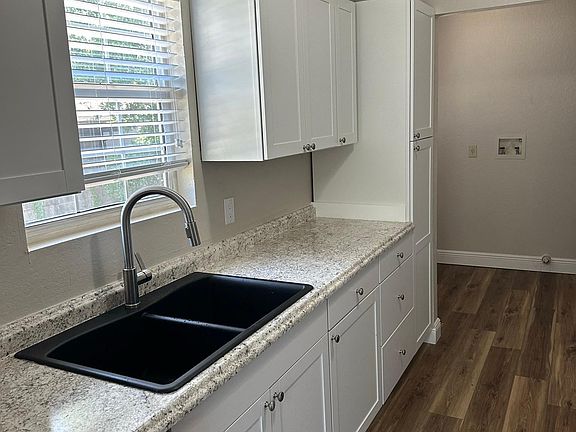 5th image of 2428 Willow Ave