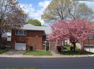 1065 Fairview Ln, Fort Lee, NJ 07024