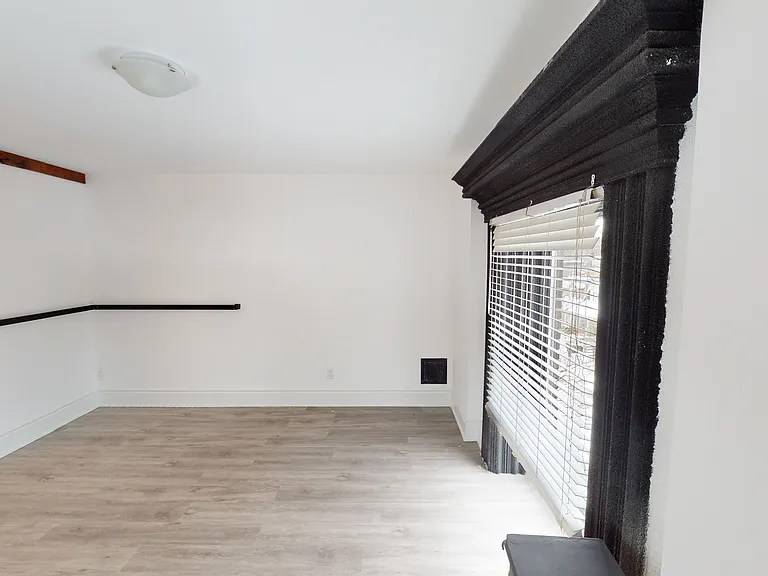 1152 Gerrard St E — Photo 16