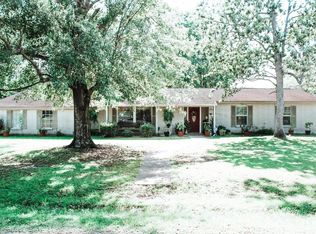 7121 Lynd St, Moss Point, MS 39563