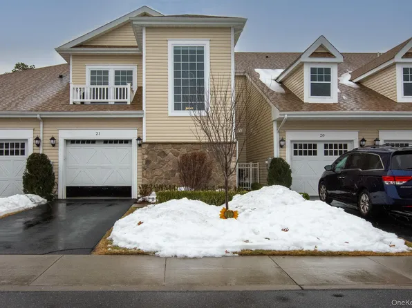 21 Greentree Court, Shirley, NY 11967