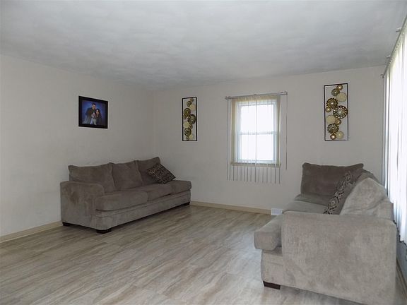 2nd image of 2842 Bildahl St