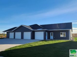 2106 Walnut St, Hull, IA 51239