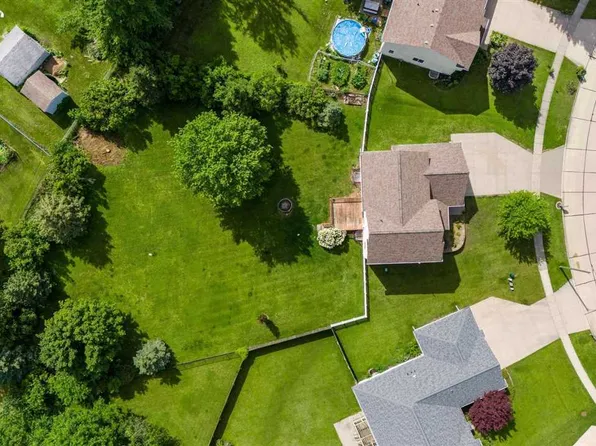 1357 Woolridge Dr, Coralville, IA 52241
