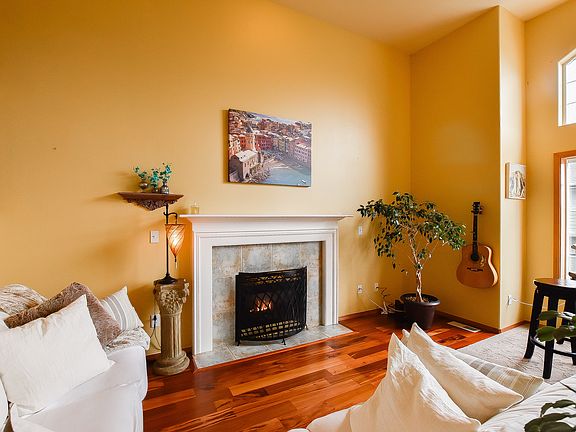 3rd image of 2105 Lake Crest Dr