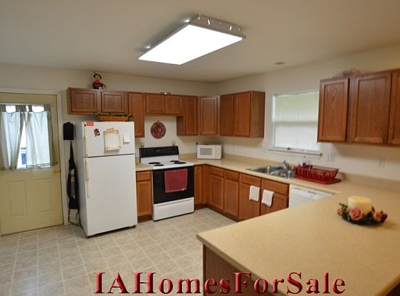 Kitchen counter with breakfast bar - room for 3.