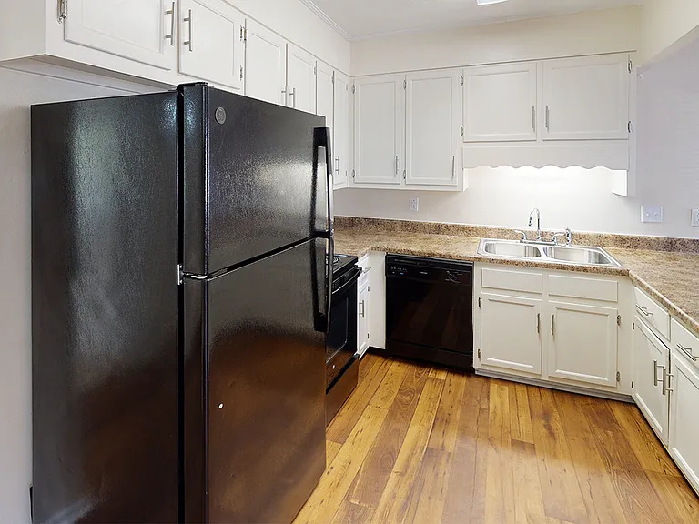 Crestmont Manor — Photo 3