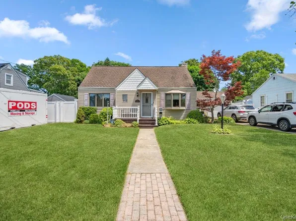 17 Brook Place, East Islip, NY 11730