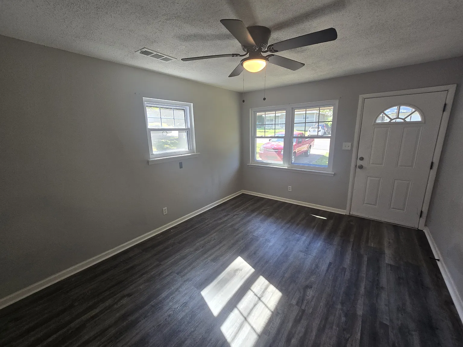 Charming 3-Bedroom 1-Bathroom Home — Photo 4