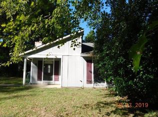 6 Twin Brooks Ct, Greensboro, NC 27407