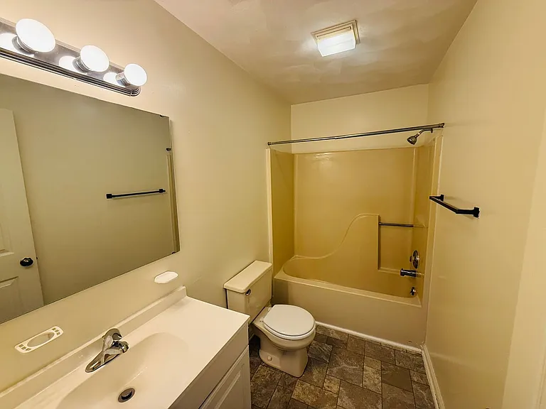 882 Patrick Henry Dr — Photo 12