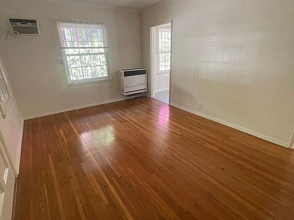 4th image of 2580 N Beachwood Dr #2582-1/2