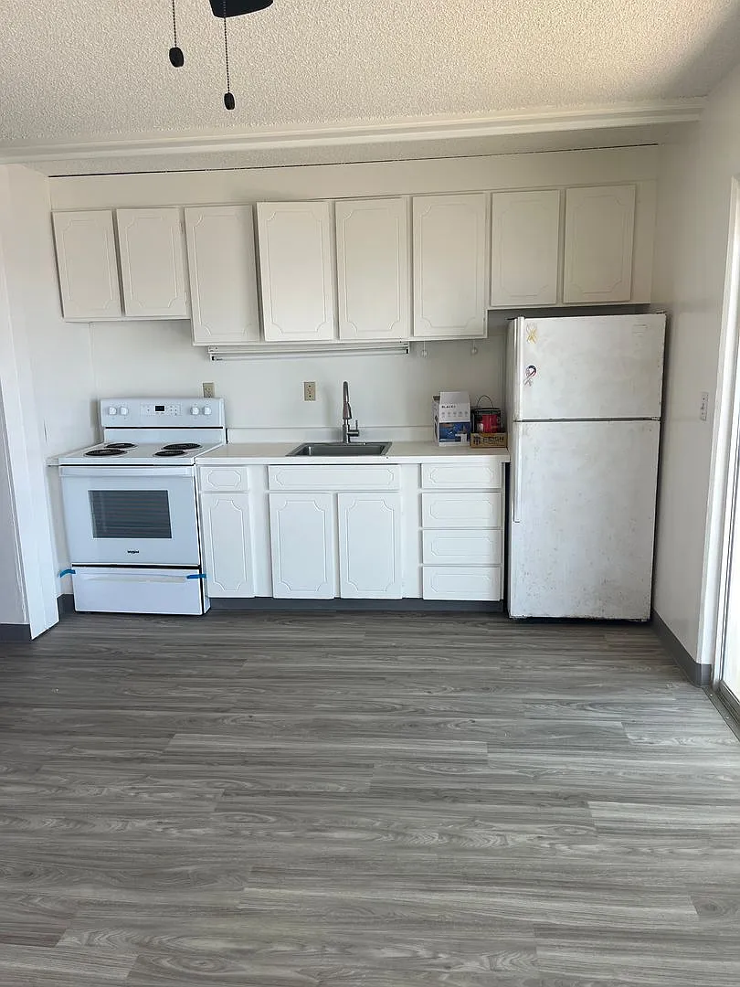 Corner 1 bedroom unit — Photo 1
