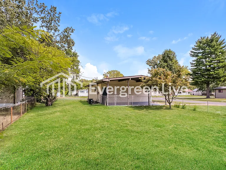 2435 Orleans Ln — Photo 15