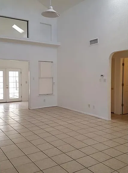 1884 Lyman Dutton Cir — Photo 2
