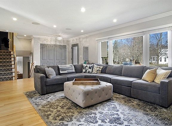 3rd image of 456 Hazel Ave