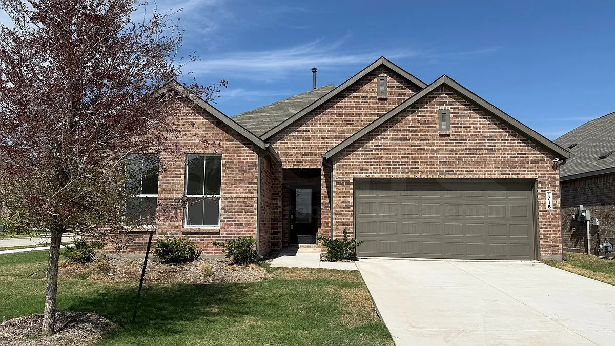 4 bed, 3.0 bath, 2600 sqft, $2,760 — Photo 1