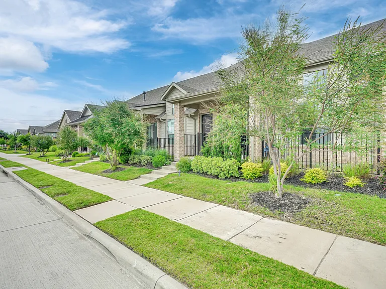 2717 Garden Gate Ln — Photo 3