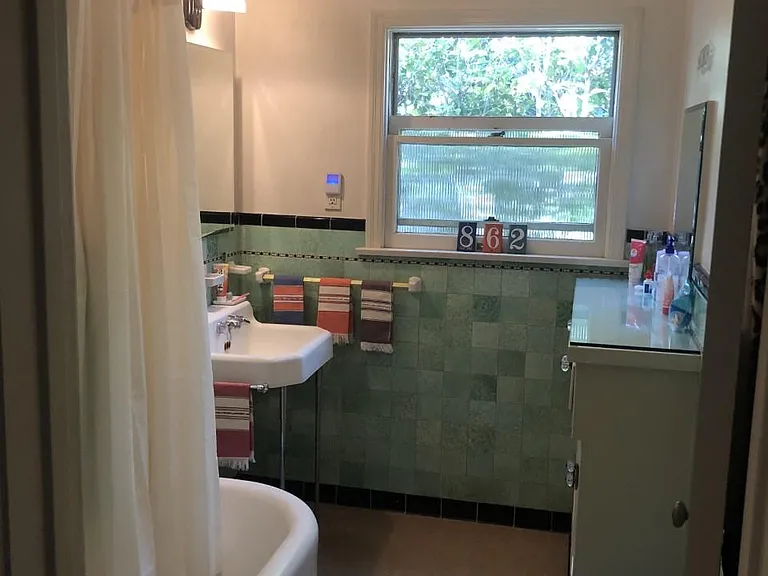 1136 Cordova Ave — Photo 4