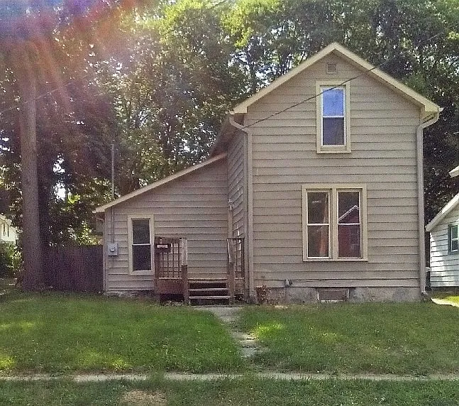 1424 Lyons Ave — Photo 1