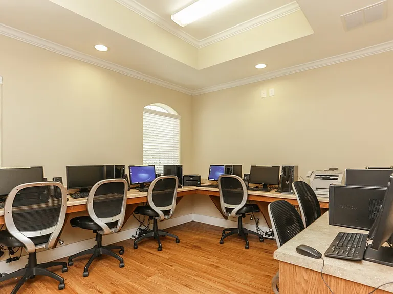 Woodlawn Ranch Apartments — Photo 12