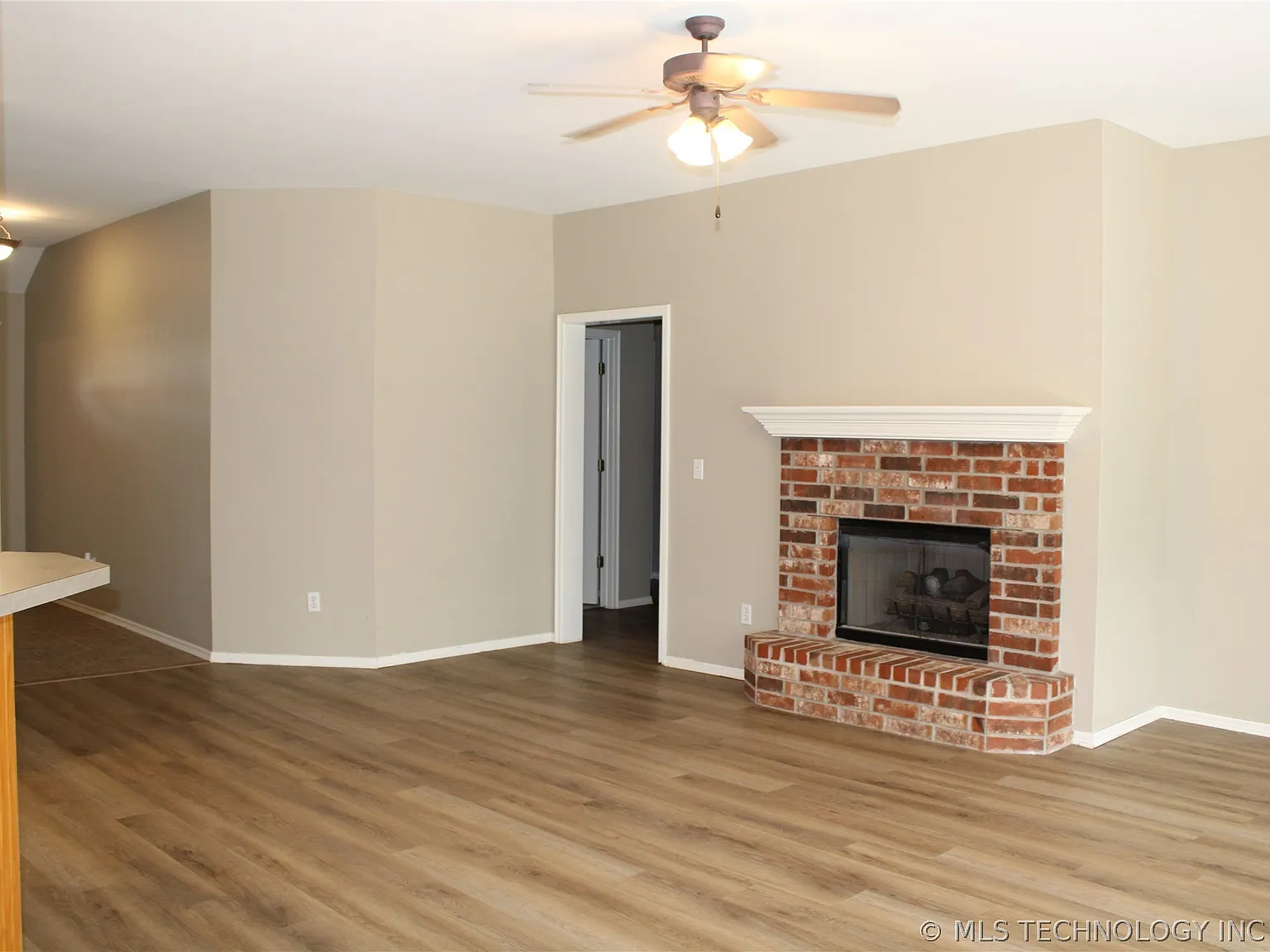 4 bed, 2.0 bath, 2114 sqft, $2,100 — Photo 4