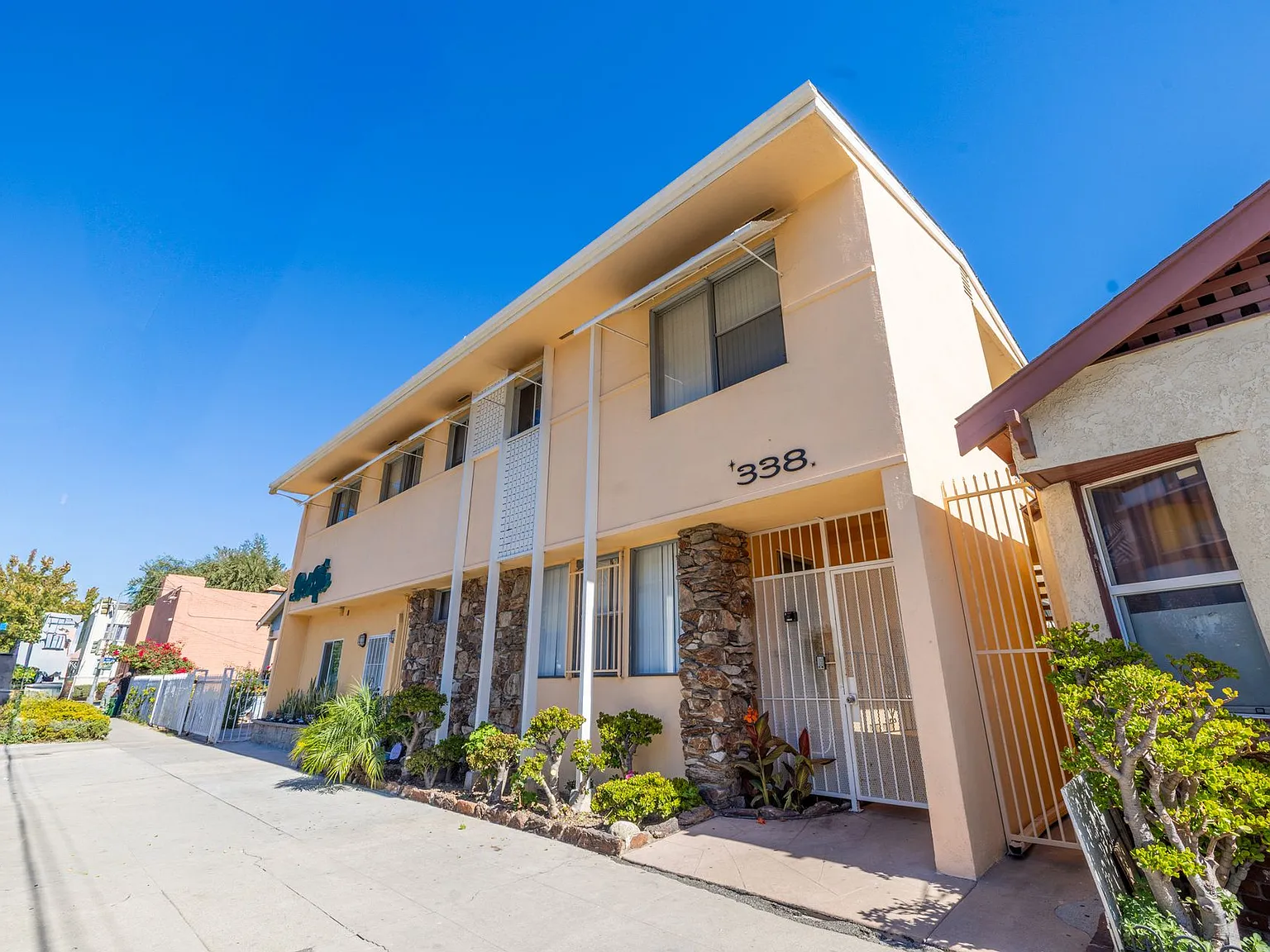 Del Rio Apartments — Photo 3