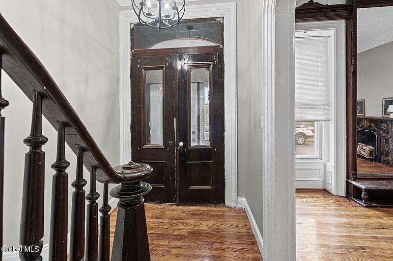 4th image of 2128 3rd Avenue