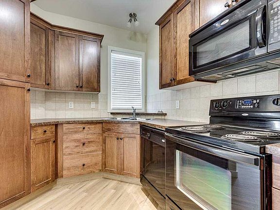4th image of 103-4808 52nd St #103