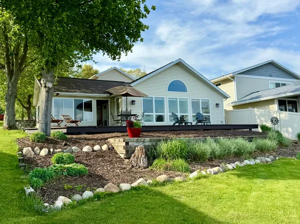 1128 N Eagle Lake Dr, Kalamazoo, MI 49009