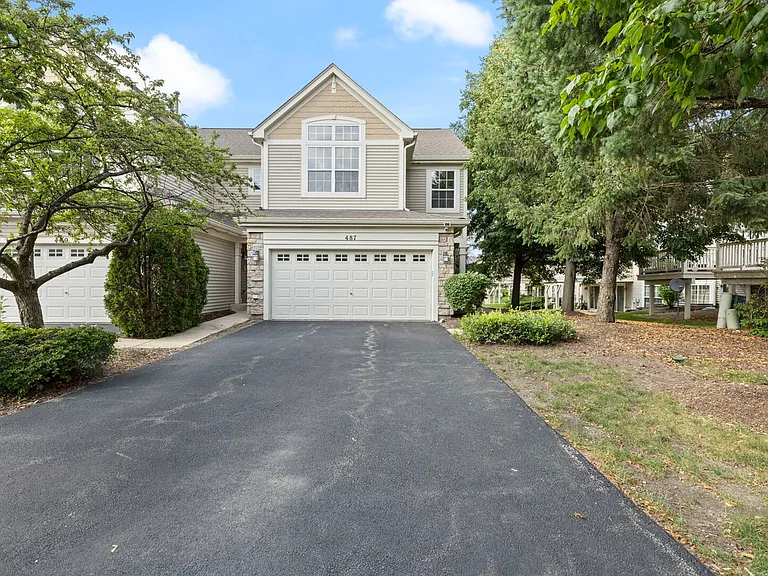 487 Vaughn Cir — Photo 1