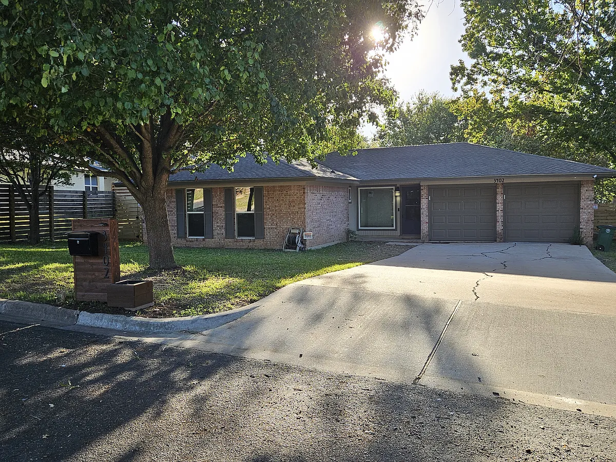 Building Photo - 3402 Laguna Dr