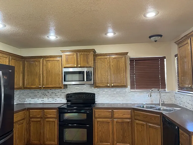2509 Lavender Ln — Photo 7