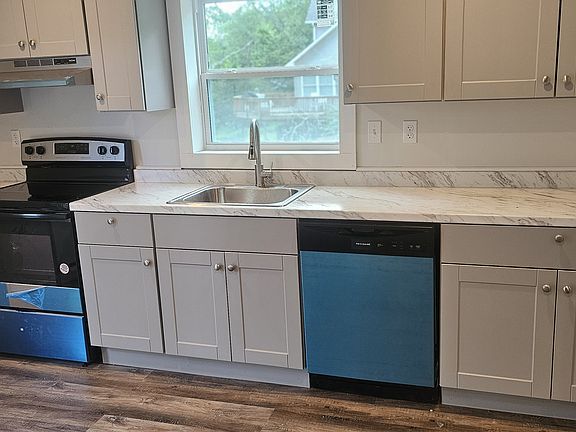2nd image of 41 Roosevelt St