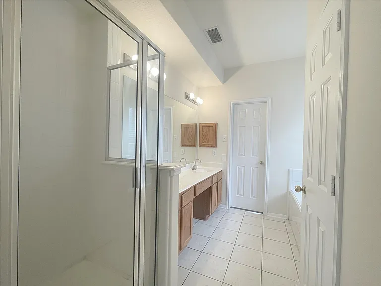 18807 Harbor Key Cir — Photo 11