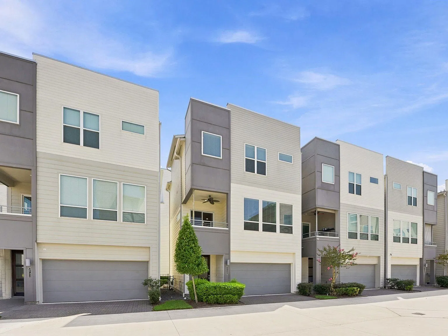 3 bed, 3.5 bath, 2118 sqft, $2,599 — Photo 3