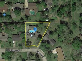 124 Blossom St, Lake Jackson, TX 77566