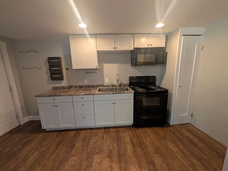 133 Marion Ave N — Photo 2