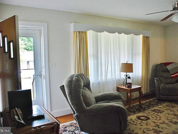 3rd image of 884 Hilltop Dr