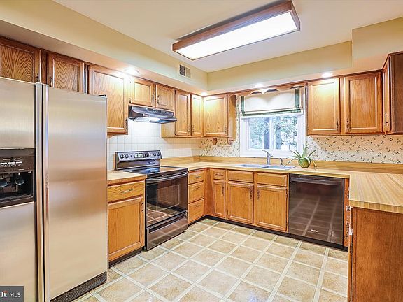 5th image of 232 Berrywood Dr