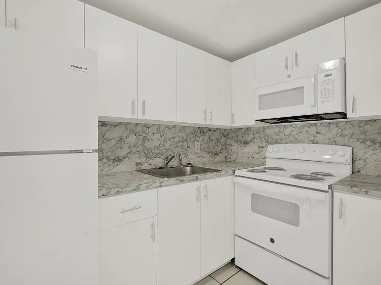 134 Salamanca Aveapt 4B — Photo 3