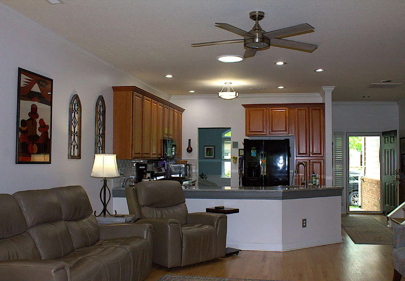 3 bed, 3.0 bath, 2023 sqft, $2,600 — Photo 4