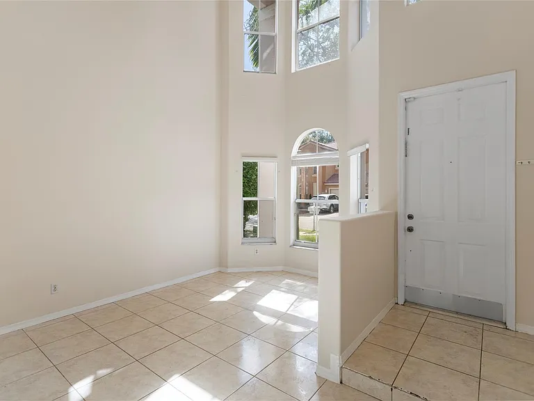 2215 NW 76th Ter — Photo 10