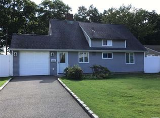 154 Choir Ln, Westbury, NY 11590