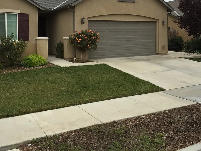 896 Legend Dr — Photo 2