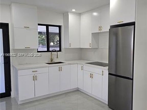 4th image of 2923 NW 16th Ave #0