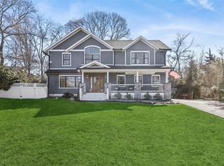 9 Drake Pl, Northport, NY 11768
